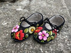 Embroidered Muhu baby slippers