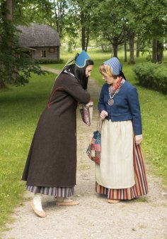 Women wearing stripy skirts from Vändra parish