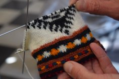 Knitting a Muhu mitten