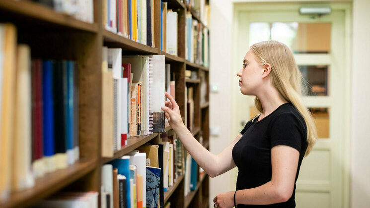 Üliõpilane ajaloo ja arheoloogia instituudi raamatukogus